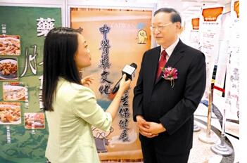 王国强在接受中央电视台台北站记者访问